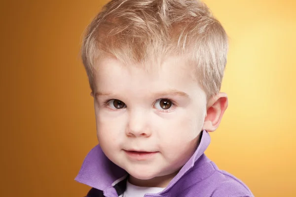 Gelukkig schattige jongen portret — Stockfoto