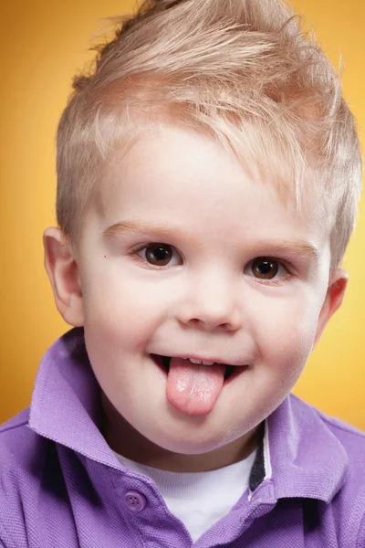 Glad söt pojke Visa tungan — Stockfoto