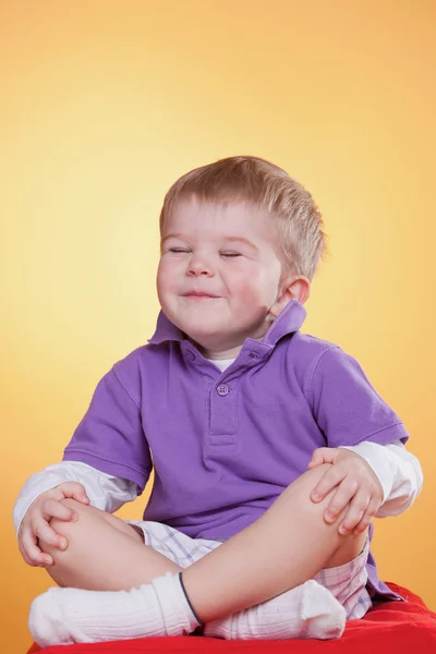 Αστείο μικρό αγόρι χαρά στο διαλογισμό — Φωτογραφία Αρχείου