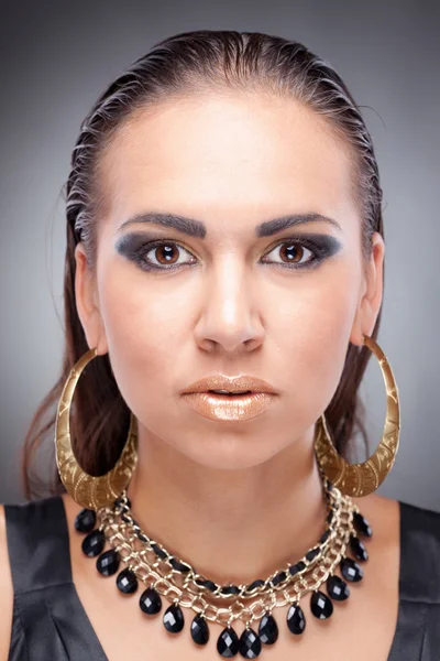 Portret van vertrouwen brunette vrouw in stijl van cleopatra — Stockfoto