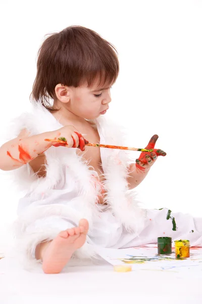 Lindo bebé divertido pintando sus manos con pincel —  Fotos de Stock