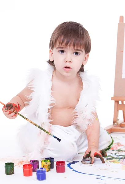 Portret van schattige baby bedrijf borstel met geschilderde handen — Stockfoto