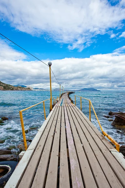 Long wooden footbridge over the ocean — Stock Photo, Image