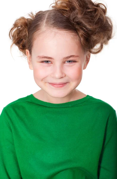 Портрет красивой улыбающейся девушки с забавной прической — стоковое фото