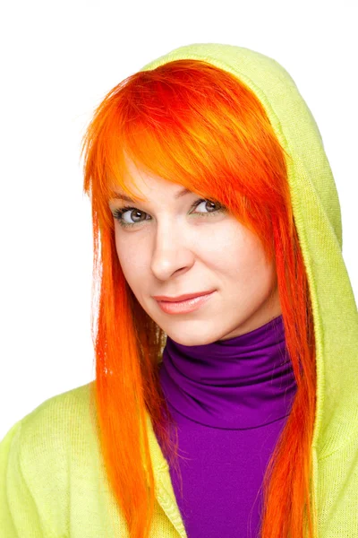 Rüya gibi meraklı gülümseyen kadın Kızıl saçlı — Stok fotoğraf