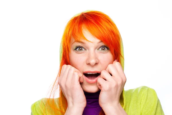 Yllättynyt punaiset hiukset nainen avoimet kädet ja suu — kuvapankkivalokuva