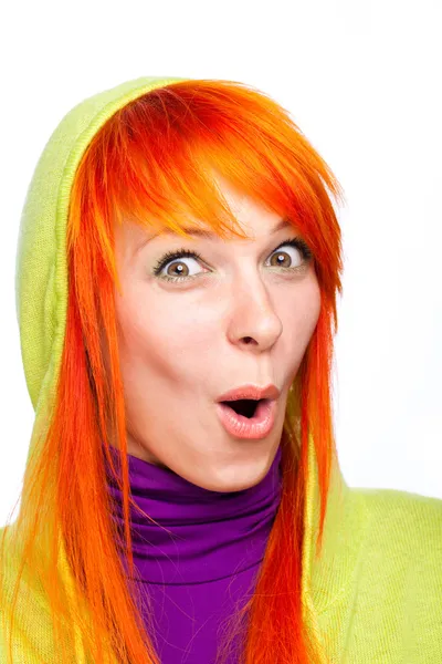 Surpreendido engraçado mulher de cabelo vermelho com boca aberta — Fotografia de Stock