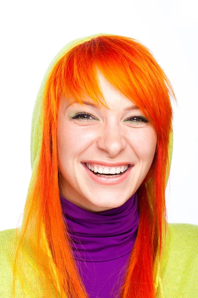 Glücklich lächelnde Frau mit roten Haaren und gesunden Zähnen — Stockfoto