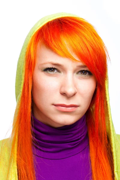 Upsed vörös hajú nő keresi a kamera — Stock Fotó