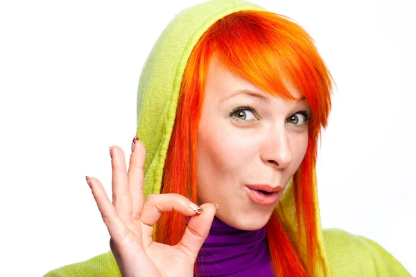 Χαμογελώντας κόκκινα μαλλιά γυναίκα δείχνει εντάξει σημάδι — Φωτογραφία Αρχείου
