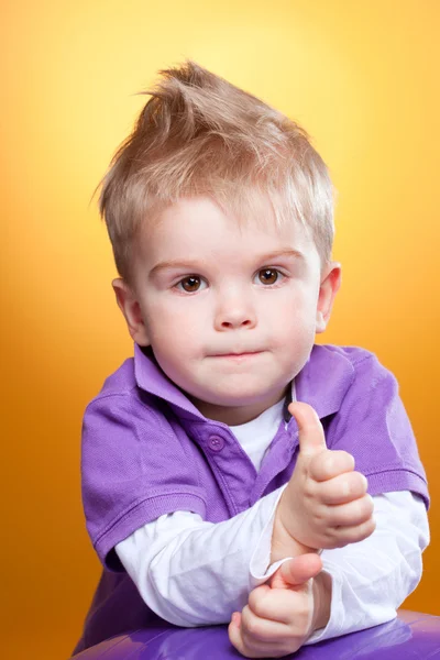 Pequeno menino bonito mostrando sinal ok — Fotografia de Stock