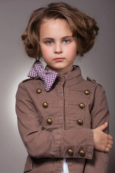 Серьёзная стильная маленькая девочка смотрит в камеру — стоковое фото