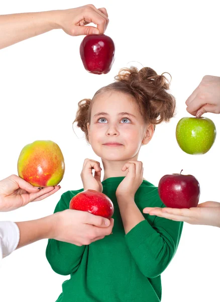 Здивована усміхнена дівчина вибирає серед запропонованих яблук — стокове фото
