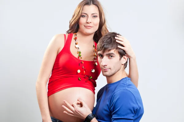 Homem mostrando sinal ok na barriga grávida de sua esposa — Fotografia de Stock