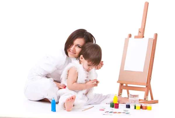 Filho e mãe vestidos em pintura branca perto cavalete — Fotografia de Stock