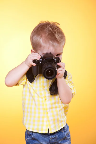 Pequeno fotógrafo fotografar câmera profissional — Fotografia de Stock
