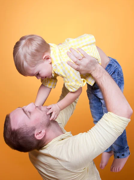 Szczęśliwy młody ojciec gra z synem — Zdjęcie stockowe