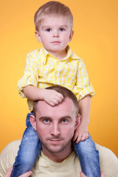 Joven padre guapo con hijo pequeño en sus hombros —  Fotos de Stock