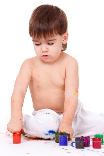 Bebé divertido con manos sucias pintadas — Foto de Stock