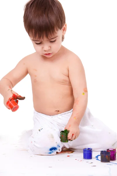Rolig liten pojke med målade smutsiga händer — Stockfoto