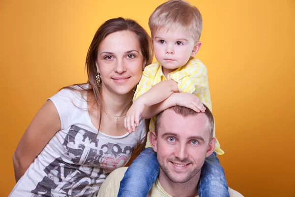 Giovani genitori con il piccolo figlio sulle spalle del padre — Foto Stock