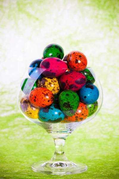 Färgglada påskägg i glas — Stockfoto