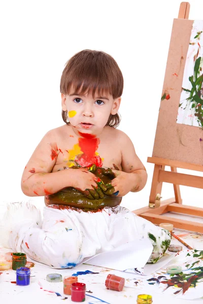 Divertido niño extendiendo pinturas con las manos en el estómago —  Fotos de Stock