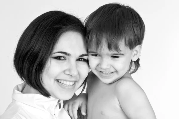 Счастливая улыбающаяся мать с сыном — стоковое фото