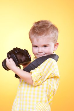 küçük şirin fotoğrafçı gösteren profesyonel kamera