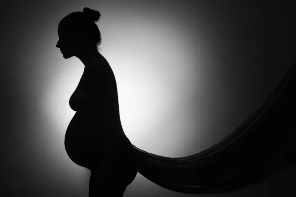 Красивый силуэт беременной женщины, мечтающей — стоковое фото