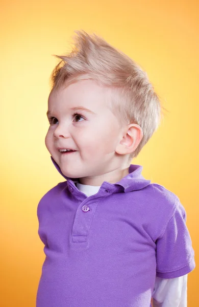 Glad intresserad liten pojke i violett — Stockfoto