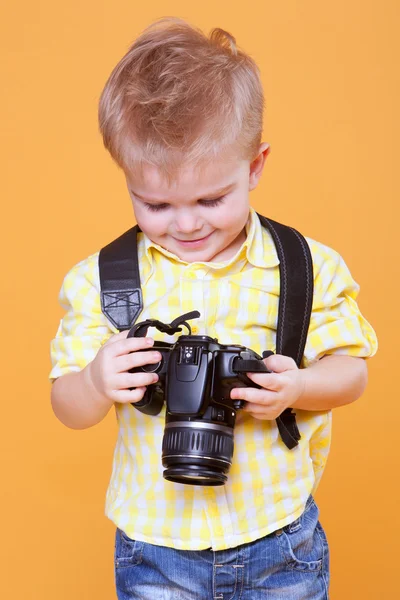 Pequeno fotógrafo sorridente assistindo foto na câmera — Fotografia de Stock