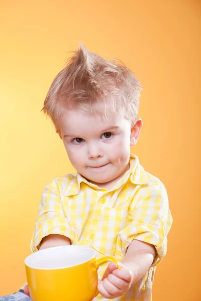 Little boy show empty cup — Stock Photo, Image