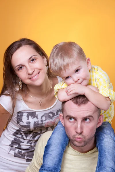 Gelukkige ouders met zoon op vaders schouders — Stockfoto