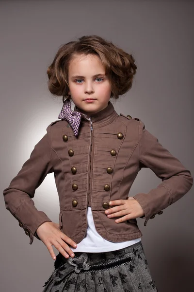 Sério elegante menina olhando para a câmera — Fotografia de Stock