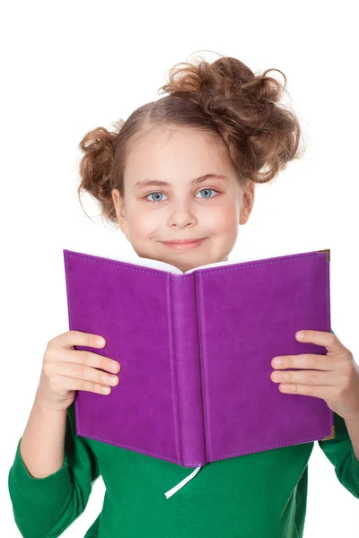 Sonriente chica mira detrás del libro — Foto de Stock