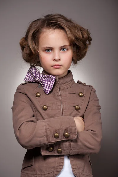 Серьёзная стильная маленькая девочка смотрит в камеру — стоковое фото