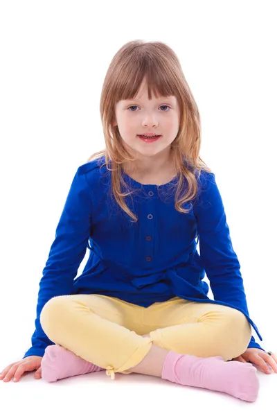 Blondes lächelndes kleines Mädchen sitzt — Stockfoto
