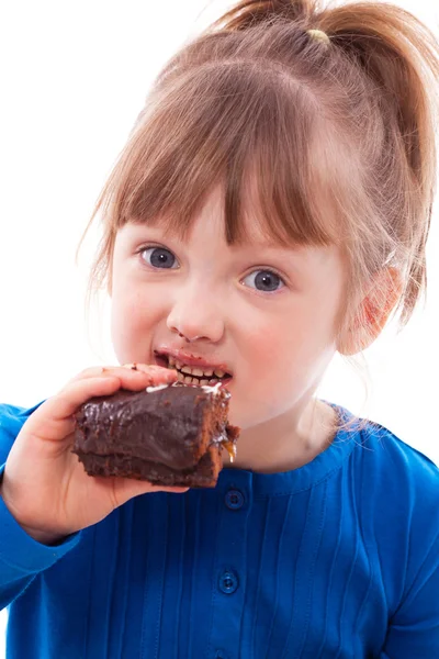 Πεινασμένος μικρό κορίτσι τρώει τούρτα — Φωτογραφία Αρχείου