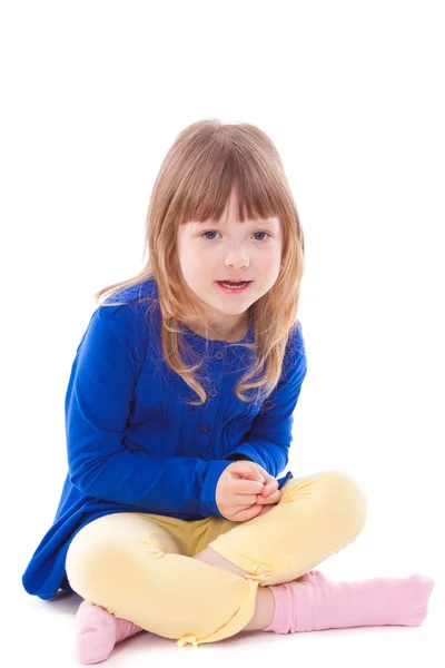 Blond blyg liten flicka sitter — Stockfoto
