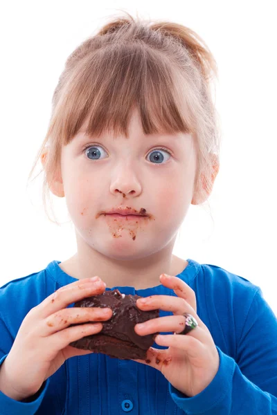Έκπληκτος κορίτσι βρώμικο με κέικ σοκολάτας — Φωτογραφία Αρχείου