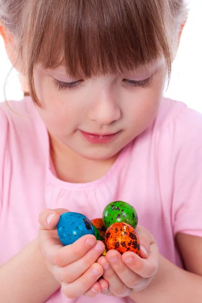Menina bonito com ovos de Páscoa às mãos — Fotografia de Stock