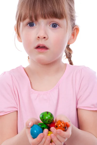 Menina surpresa com ovos de Páscoa às mãos — Fotografia de Stock