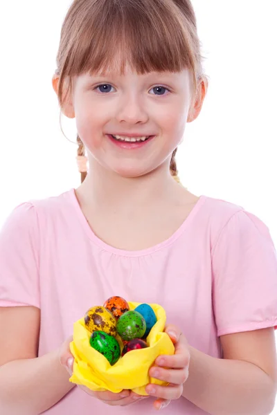 Chica sonriente con huevos de Pascua en las manos —  Fotos de Stock