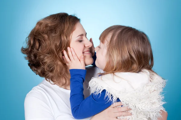 Sonriente niño y mamá abrazando —  Fotos de Stock
