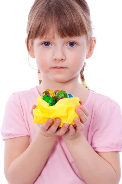 Menina bonito com ovos de Páscoa às mãos — Fotografia de Stock