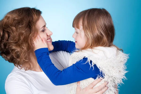 Улыбающиеся мама и ребенок обнимаются — стоковое фото