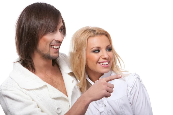 Mladé snoubence usmívající se ukazuje na něco — Stock fotografie