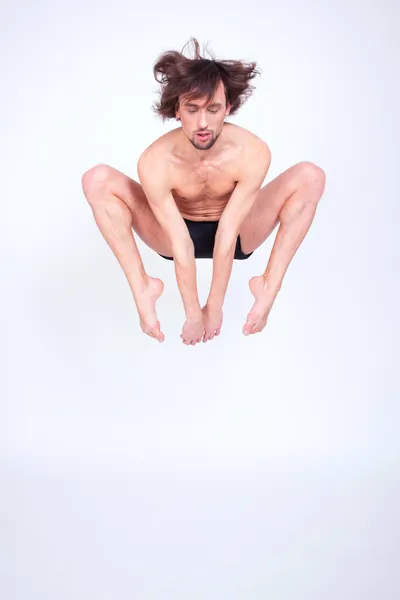 매력적인 젊은 남자 점프 — 스톡 사진