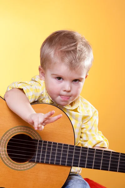 Śmieszne chlopak z gitara znak pokoju i język — Zdjęcie stockowe